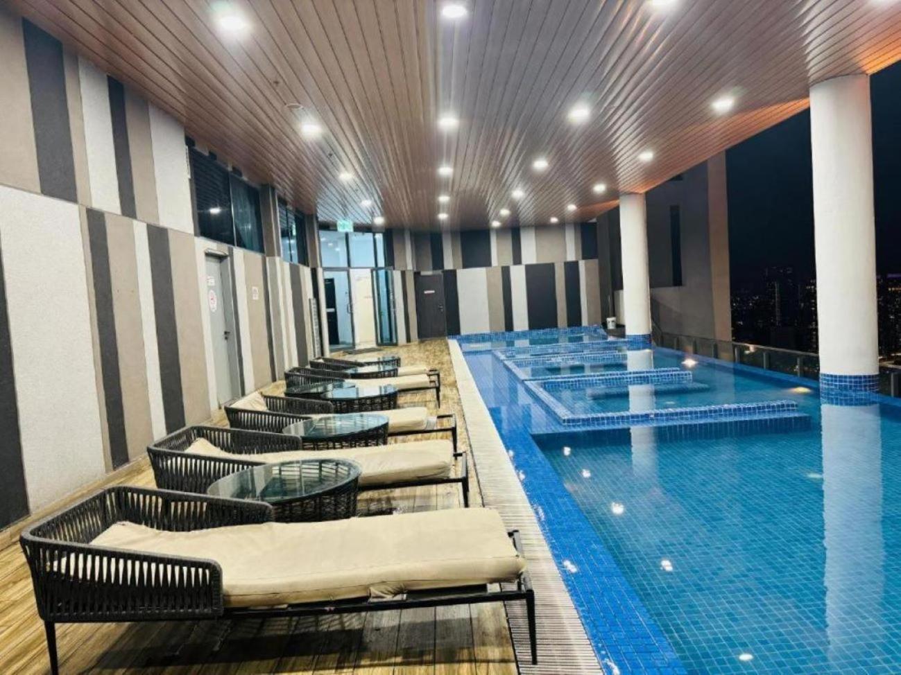 クアラルンプールThe Luxe Colony Klcc By Sky Poolアパートメント エクステリア 写真
